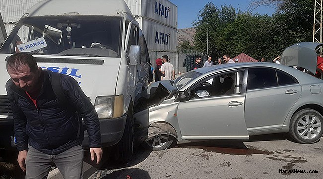 Türkoğlu’nda minibüs ile otomobil çarpıştı: 8 yaralı