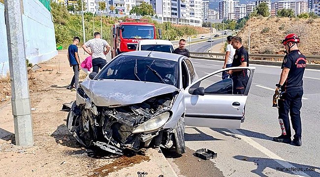 Kahramanmaraş’ta otomobil aydınlatma direğine çarptı: 2 yaralı