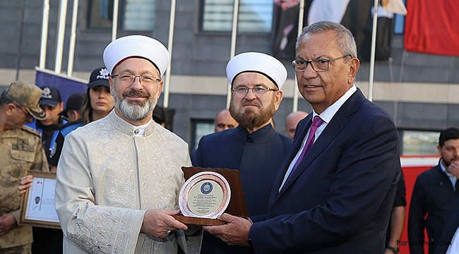 Kipaş Holding Yönetim Kurulu Başkanı M. Hanefi Öksüz'e Teşekkür Plaketi