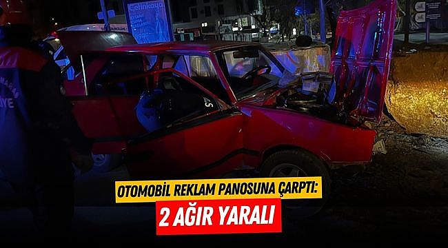 Otomobil reklam panosuna çarptı: 2 ağır yaralı